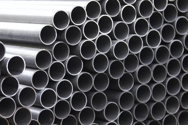 Yuvarlak metal ürünlerin depodaki paketleri bölümünde metal profil boru