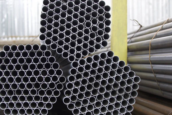Tuyau profilé en métal de section ronde en paquets à l'entrepôt de produits métalliques — Photo