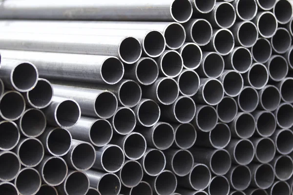 Tubo profilato metallico di sezione rotonda in pacchi presso il magazzino di prodotti metallici — Foto Stock