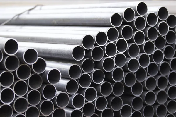 Metal profil boru yuvarlak bölümünde: paketleri depodaki metal ürünler, Rusya Federasyonu