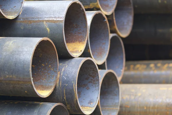 Yuvarlak metal ürünlerin depodaki paketleri bölümünde metal profil boru