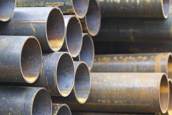 Yuvarlak metal ürünlerin depodaki paketleri bölümünde metal profil boru