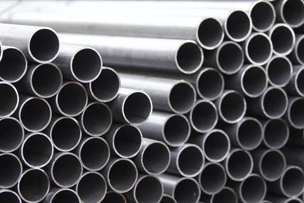 Yuvarlak metal ürünlerin depodaki paketleri bölümünde metal profil boru