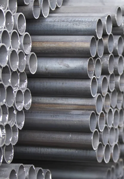 Yuvarlak metal ürünlerin depodaki paketleri bölümünde metal profil boru