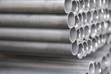 Yuvarlak metal ürünlerin depodaki paketleri bölümünde metal profil boru