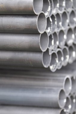 Yuvarlak metal ürünlerin depodaki paketleri bölümünde metal profil boru