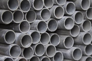 Yuvarlak metal ürünlerin depodaki paketleri bölümünde metal profil boru