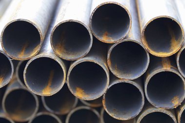 Yuvarlak metal ürünlerin depodaki paketleri bölümünde metal profil boru