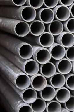 Yuvarlak metal ürünlerin depodaki paketleri bölümünde metal profil boru