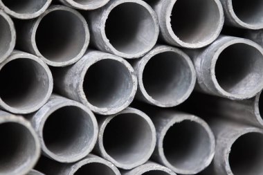 Yuvarlak metal ürünlerin depodaki paketleri bölümünde metal profil boru