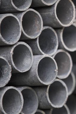 Yuvarlak metal ürünlerin depodaki paketleri bölümünde metal profil boru
