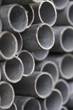 Yuvarlak metal ürünlerin depodaki paketleri bölümünde metal profil boru
