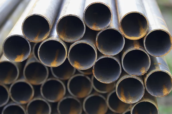 Yuvarlak metal ürünlerin depodaki paketleri bölümünde metal profil boru