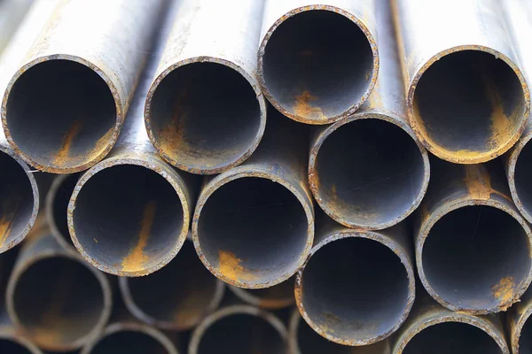 Yuvarlak metal ürünlerin depodaki paketleri bölümünde metal profil boru