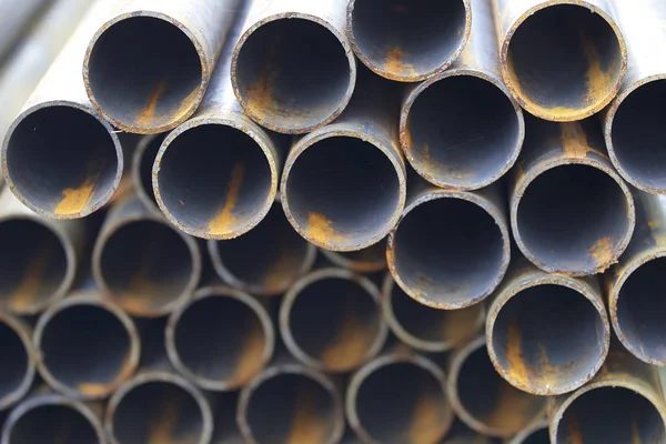 Yuvarlak metal ürünlerin depodaki paketleri bölümünde metal profil boru