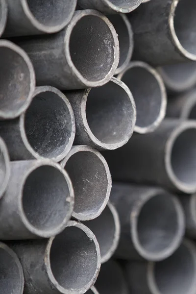 Yuvarlak metal ürünlerin depodaki paketleri bölümünde metal profil boru