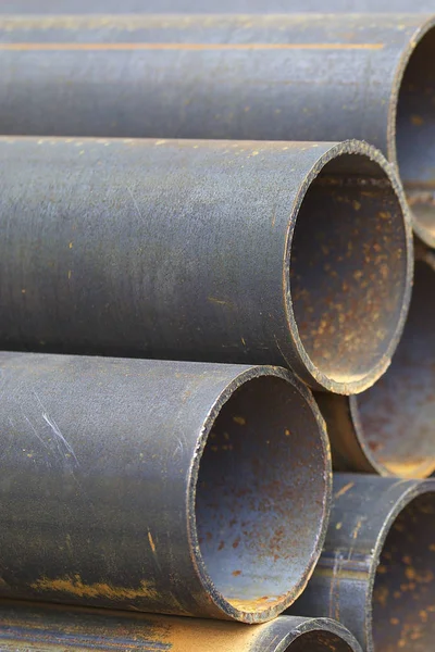 Yuvarlak metal ürünlerin depodaki paketleri bölümünde metal profil boru