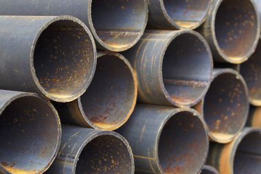 Yuvarlak metal ürünlerin depodaki paketleri bölümünde metal profil boru
