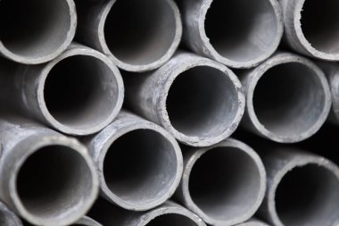 Yuvarlak metal ürünlerin depodaki paketleri bölümünde metal profil boru