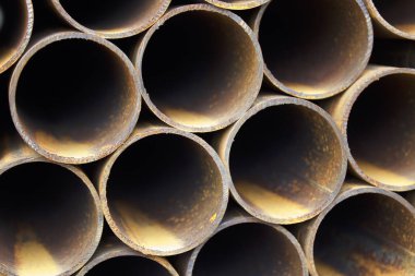 Yuvarlak metal ürünlerin depodaki paketleri bölümünde metal profil boru