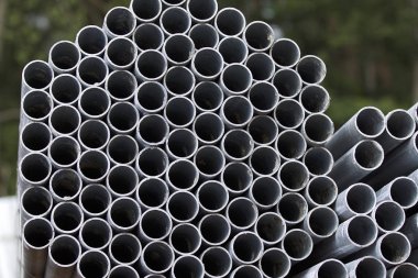 Yuvarlak metal ürünlerin depodaki paketleri bölümünde metal profil boru