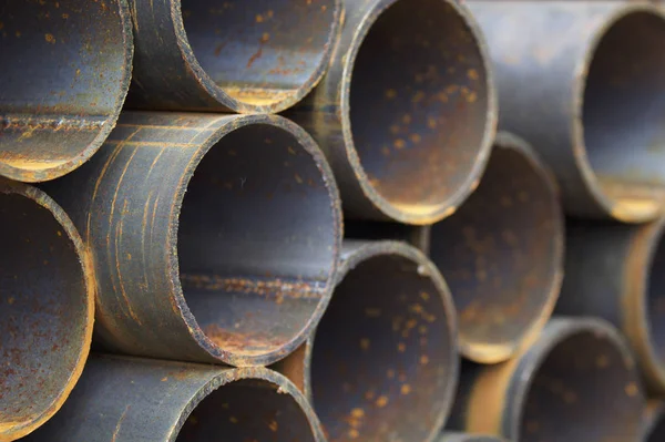 Yuvarlak metal ürünlerin depodaki paketleri bölümünde metal profil boru