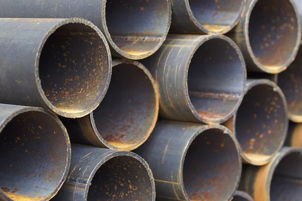 Yuvarlak metal ürünlerin depodaki paketleri bölümünde metal profil boru