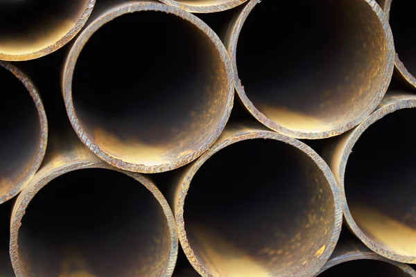 Yuvarlak metal ürünlerin depodaki paketleri bölümünde metal profil boru