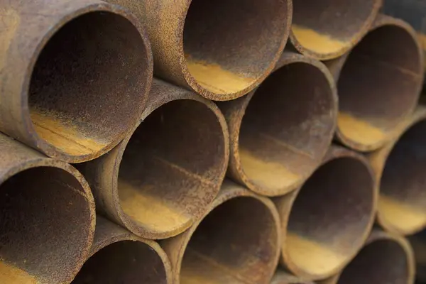 Yuvarlak metal ürünlerin depodaki paketleri bölümünde metal profil boru