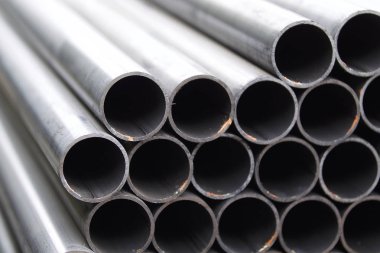 Yuvarlak metal ürünlerin depodaki paketleri bölümünde metal profil boru