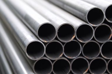 Yuvarlak metal ürünlerin depodaki paketleri bölümünde metal profil boru