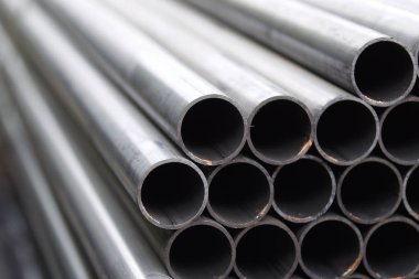 Yuvarlak metal ürünlerin depodaki paketleri bölümünde metal profil boru