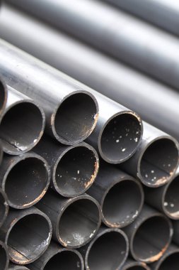 Yuvarlak metal ürünlerin depodaki paketleri bölümünde metal profil boru