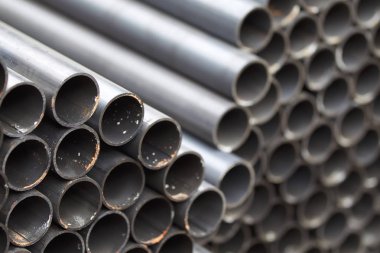 Yuvarlak metal ürünlerin depodaki paketleri bölümünde metal profil boru