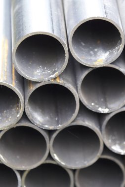 Yuvarlak metal ürünlerin depodaki paketleri bölümünde metal profil boru