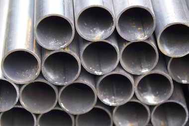 Yuvarlak metal ürünlerin depodaki paketleri bölümünde metal profil boru
