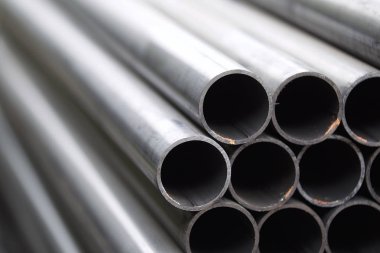 Yuvarlak metal ürünlerin depodaki paketleri bölümünde metal profil boru