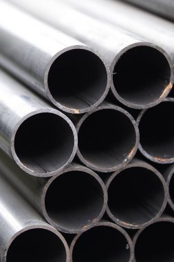 Yuvarlak metal ürünlerin depodaki paketleri bölümünde metal profil boru