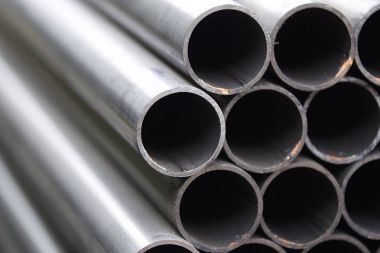 Yuvarlak metal ürünlerin depodaki paketleri bölümünde metal profil boru