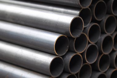 Yuvarlak metal ürünlerin depodaki paketleri bölümünde metal profil boru