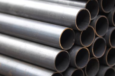 Yuvarlak metal ürünlerin depodaki paketleri bölümünde metal profil boru