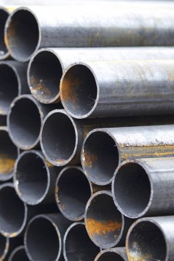 Yuvarlak metal ürünlerin depodaki paketleri bölümünde metal profil boru