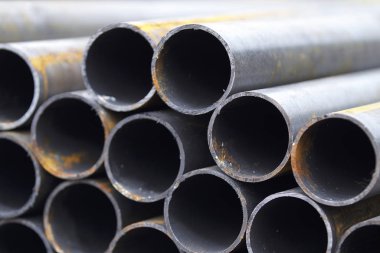 Yuvarlak metal ürünlerin depodaki paketleri bölümünde metal profil boru
