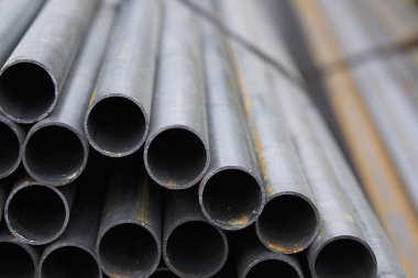 Yuvarlak metal ürünlerin depodaki paketleri bölümünde metal profil boru