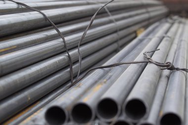 Yuvarlak metal ürünlerin depodaki paketleri bölümünde metal profil boru