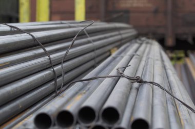 Yuvarlak metal ürünlerin depodaki paketleri bölümünde metal profil boru