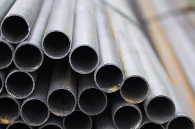 Yuvarlak metal ürünlerin depodaki paketleri bölümünde metal profil boru