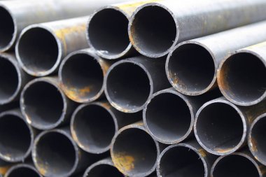 Yuvarlak metal ürünlerin depodaki paketleri bölümünde metal profil boru