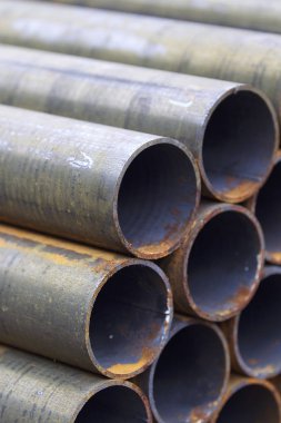 Yuvarlak metal ürünlerin depodaki paketleri bölümünde metal profil boru