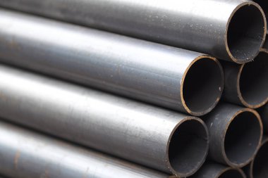 Yuvarlak metal ürünlerin depodaki paketleri bölümünde metal profil boru